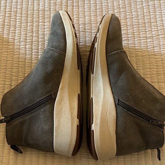 OTBT Bethel Gray Vegan Zip Ankle Bootie. Size 8 - Picture 9 of 9